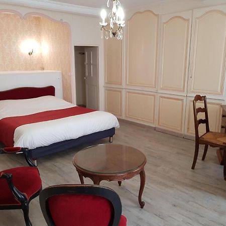 Logis Le Grand Hotel Du Louvre Valognes Esterno foto