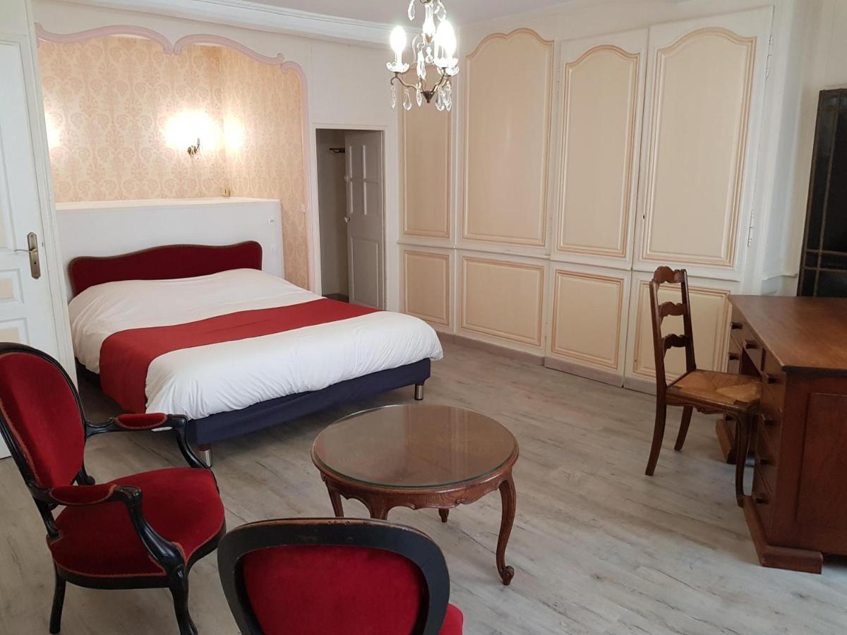 Logis Le Grand Hotel Du Louvre Valognes Esterno foto